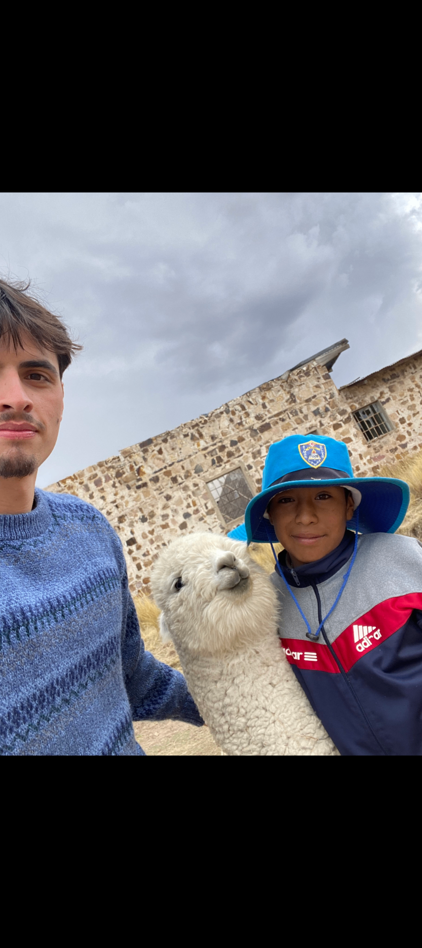 Oprichter met een alpaca in de Peruaanse Andes